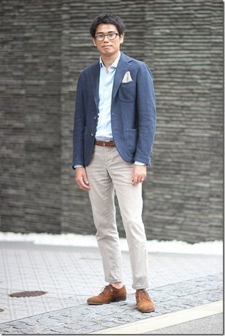 Come indossare e abbinare un blazer blu per un uomo di 30 anni in modo smart-casual: Scegli un blazer blu e chino grigi per un look da sfoggiare sul lavoro. Calza un paio di scarpe derby in pelle scamosciata marroni per un tocco virile.