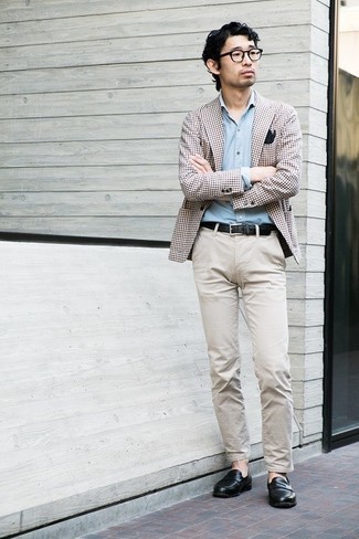 Quale blazer indossare con chino beige: Prova ad abbinare un blazer con chino beige per un look elegante ma non troppo appariscente. Perché non aggiungere un paio di mocassini eleganti in pelle neri per un tocco di stile in più?
