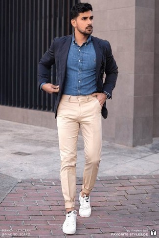 Come indossare e abbinare un blazer blu per un uomo di 30 anni in modo smart-casual: Indossa un blazer blu con chino beige per creare un look smart casual. Mettiti un paio di sneakers basse di tela bianche e nere per avere un aspetto più rilassato.