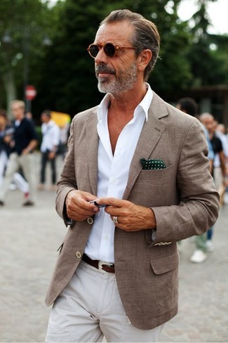 Come indossare e abbinare occhiali da sole marroni per un uomo di 60 anni in modo smart-casual: Abbina un blazer marrone con occhiali da sole marroni per un outfit rilassato ma alla moda.