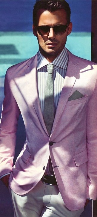 Come indossare e abbinare una giacca rosa: Indossa una giacca rosa e chino beige per un look davvero alla moda.