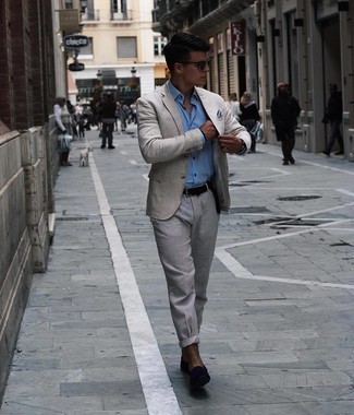 Look alla moda per uomo: Blazer di lino grigio, Camicia elegante stampata azzurra, Chino grigi, Mocassini driving in pelle scamosciata neri
