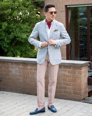 Come indossare e abbinare scarpe ricamate per un uomo di 30 anni: Indossa un blazer di lino grigio con chino a righe verticali rosa, perfetto per il lavoro. Mostra il tuo gusto per le calzature di alta classe con un paio di mocassini eleganti di tela ricamati blu scuro.