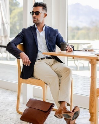 Come indossare e abbinare una pochette marrone per un uomo di 30 anni: Potresti indossare un blazer blu scuro e una pochette marrone per una sensazione di semplicità e spensieratezza. Scegli un paio di mocassini eleganti in pelle marroni per dare un tocco classico al completo.
