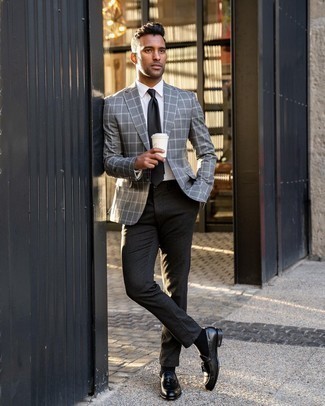 Come indossare e abbinare una cravatta di seta nera e bianca in modo smart-casual: Opta per un blazer scozzese grigio e una cravatta di seta nera e bianca come un vero gentiluomo. Completa questo look con un paio di mocassini con nappine in pelle neri.