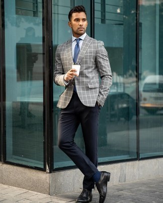 Come indossare e abbinare calzini blu scuro per un uomo di 30 anni in modo smart-casual: Indossa un blazer scozzese grigio con calzini blu scuro per una sensazione di semplicità e spensieratezza. Mettiti un paio di scarpe oxford in pelle nere per dare un tocco classico al completo.
