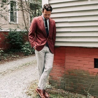 Come indossare e abbinare un blazer rosso: Coniuga un blazer rosso con chino grigi per un look davvero alla moda. Mettiti un paio di scarpe brogue in pelle marroni per dare un tocco classico al completo.