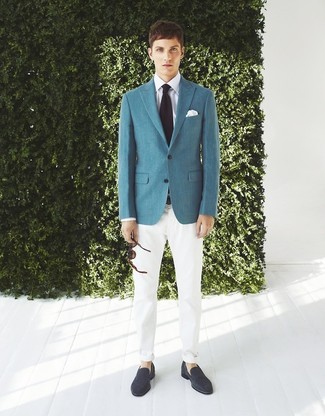 Look alla moda per uomo: Blazer foglia di tè, Camicia elegante bianca, Chino bianchi, Mocassini eleganti in pelle scamosciata blu scuro