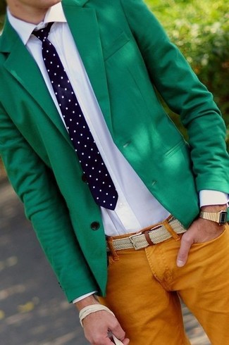 Come indossare e abbinare un blazer verde menta con chino gialli: Coniuga un blazer verde menta con chino gialli, perfetto per il lavoro.