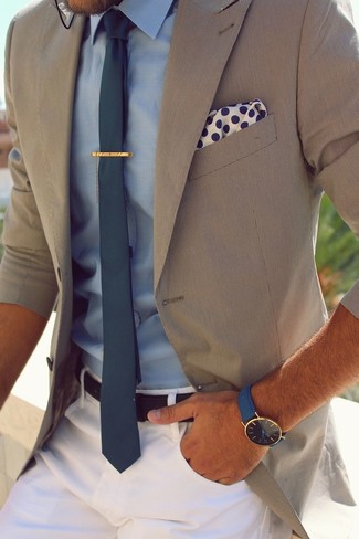 Come indossare e abbinare un orologio in pelle blu scuro quando fa caldo in modo smart-casual: Opta per un blazer beige e un orologio in pelle blu scuro per un look perfetto per il weekend.