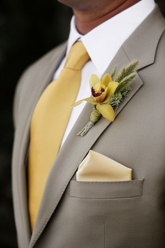 Come indossare e abbinare un fazzoletto da taschino di seta: Potresti combinare un blazer grigio con un fazzoletto da taschino di seta per una sensazione di semplicità e spensieratezza.