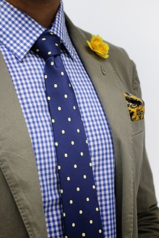 Come indossare e abbinare una spilla gialla quando fa caldo: Per un outfit della massima comodità, scegli un outfit composto da un blazer di cotone verde oliva e una spilla gialla.