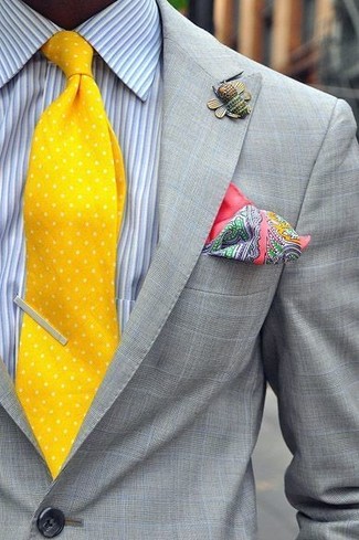 Come indossare e abbinare una cravatta gialla quando fa caldo: Potresti abbinare un blazer a quadri grigio con una cravatta gialla come un vero gentiluomo.