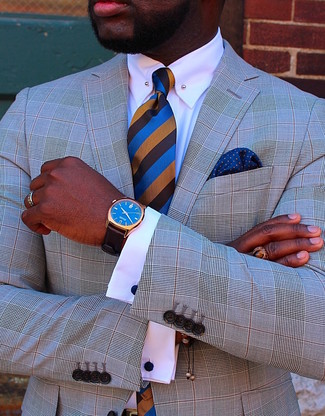 Come indossare e abbinare un fazzoletto da taschino a pois blu: Coniuga un blazer scozzese grigio con un fazzoletto da taschino a pois blu per un look perfetto per il weekend.