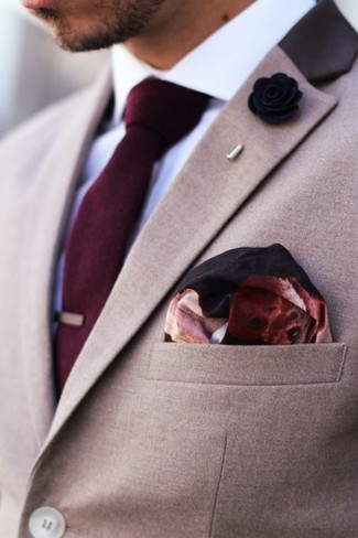Look alla moda per uomo: Blazer marrone chiaro, Camicia elegante bianca, Cravatta bordeaux, Fazzoletto da taschino stampato bordeaux
