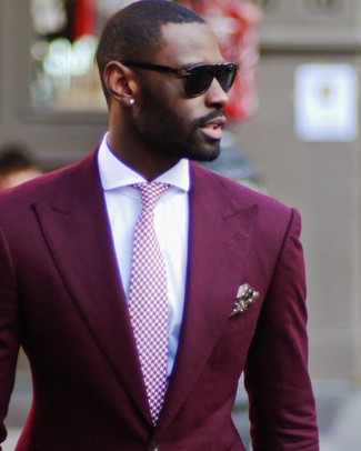 Come indossare e abbinare un blazer rosso: Punta su un blazer rosso e una camicia elegante bianca per un look elegante e alla moda.