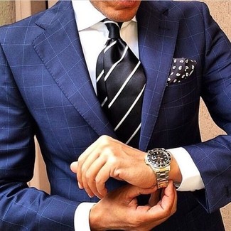 Come indossare e abbinare una cravatta a righe verticali nera per un uomo di 30 anni in estate 2024: Coniuga un blazer a quadri blu con una cravatta a righe verticali nera per essere sofisticato e di classe. Questo, ovviamente, è l'outfit indispensabile per l’estate.