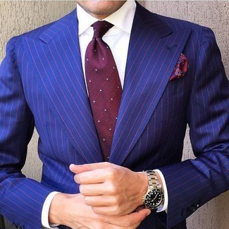 Look alla moda per uomo: Blazer a righe verticali blu, Camicia elegante bianca, Cravatta a pois bordeaux, Fazzoletto da taschino con stampa cachemire bordeaux