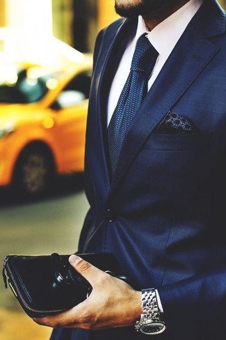 Come indossare e abbinare un fazzoletto da taschino stampato blu: Abbina un blazer blu scuro con un fazzoletto da taschino stampato blu per un look perfetto per il weekend.