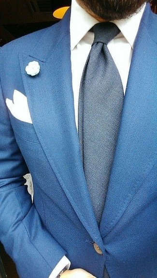 Look alla moda per uomo: Blazer blu, Camicia elegante bianca, Cravatta di lana blu scuro, Fazzoletto da taschino bianco