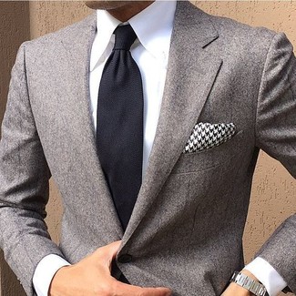 Come indossare e abbinare un fazzoletto da taschino nero quando fa caldo: Potresti combinare un blazer grigio con un fazzoletto da taschino nero per un look comfy-casual.