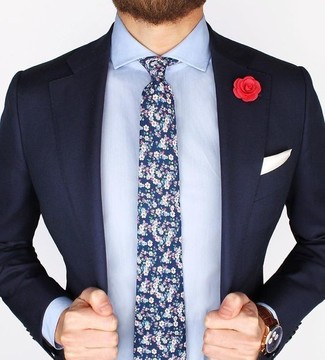 Come indossare e abbinare una cravatta a fiori blu scuro per un uomo di 30 anni: Potresti combinare un blazer blu scuro con una cravatta a fiori blu scuro per un look elegante e di classe.