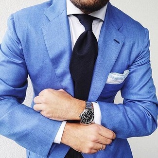 Come indossare e abbinare un blazer blu in modo formale: Potresti abbinare un blazer blu con una camicia elegante bianca per un look elegante e alla moda.
