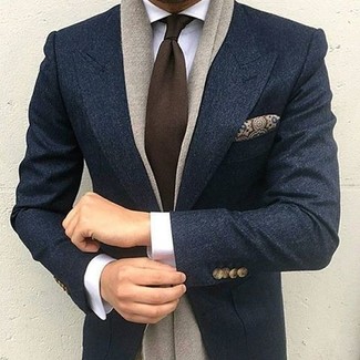 Look alla moda per uomo: Blazer di lana blu scuro, Camicia elegante bianca, Cravatta marrone scuro, Fazzoletto da taschino con stampa cachemire marrone