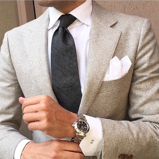 Come indossare e abbinare una cravatta grigio scuro per un uomo di 30 anni in primavera 2025 in modo formale: Potresti indossare un blazer di lana beige e una cravatta grigio scuro come un vero gentiluomo. Con questo outfit non puoi sbagliare in questi mesi primaverili.