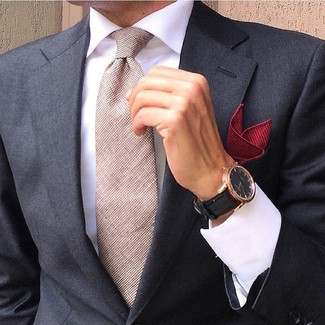 Come indossare e abbinare una cravatta beige quando fa caldo: Abbina un blazer nero con una cravatta beige per un look elegante e alla moda.