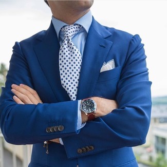 Come indossare e abbinare una cravatta bianca e blu scuro per un uomo di 30 anni: Scegli un outfit composto da un blazer blu e una cravatta bianca e blu scuro per essere sofisticato e di classe.