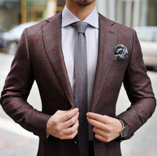 Come indossare e abbinare un blazer scozzese rosso e blu scuro: Potresti combinare un blazer scozzese rosso e blu scuro con una camicia elegante grigia per essere sofisticato e di classe.