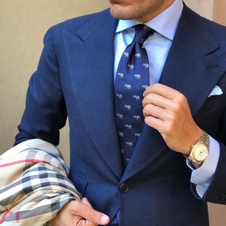 Come indossare e abbinare una cravatta stampata blu scuro e bianca in estate 2024: Scegli un outfit composto da un blazer blu scuro e una cravatta stampata blu scuro e bianca come un vero gentiluomo. È fantastica scelta per questa estate!