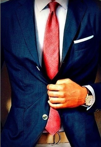 Look alla moda per uomo: Blazer blu scuro, Camicia elegante bianca, Cravatta rossa, Fazzoletto da taschino bianco