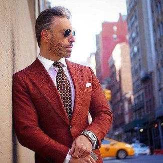 Come indossare e abbinare una cravatta a pois bordeaux quando fa caldo in modo formale: Punta su un blazer rosso e una cravatta a pois bordeaux come un vero gentiluomo.