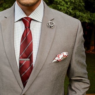 Come indossare e abbinare una cravatta a righe verticali rossa e bianca per un uomo di 30 anni quando fa caldo in modo smart-casual: Abbina un blazer grigio con una cravatta a righe verticali rossa e bianca per un look elegante e di classe.
