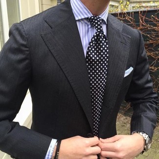 Look alla moda per uomo: Blazer nero, Camicia elegante a righe verticali viola chiaro, Cravatta a pois nera e bianca, Fazzoletto da taschino bianco