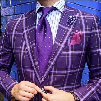 Come indossare e abbinare una cravatta a pois viola quando fa caldo: Indossa un blazer a quadri viola melanzana e una cravatta a pois viola per essere sofisticato e di classe.