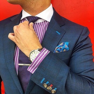 Come indossare e abbinare una cravatta a pois viola quando fa caldo: Indossa un blazer a quadri blu scuro e una cravatta a pois viola come un vero gentiluomo.