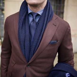 Look alla moda per uomo: Blazer di lana marrone, Camicia elegante in chambray blu, Cravatta blu scuro, Fazzoletto da taschino blu scuro