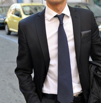 Look alla moda per uomo: Blazer grigio scuro, Camicia elegante bianca, Cravatta di seta blu scuro, Fazzoletto da taschino a pois grigio scuro