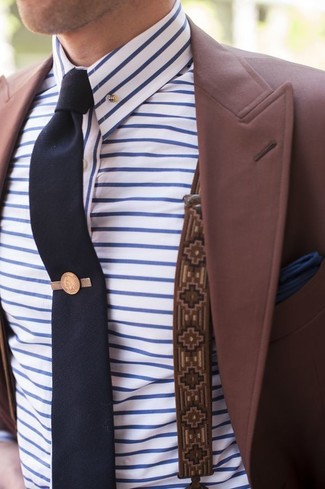 Look alla moda per uomo: Blazer bordeaux, Camicia elegante a righe orizzontali bianca e blu, Cravatta blu scuro, Fazzoletto da taschino blu scuro