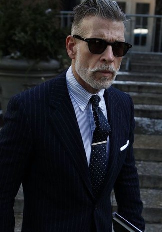 Come indossare e abbinare occhiali da sole neri per un uomo di 50 anni in modo smart-casual: Abbina un blazer a righe verticali blu scuro con occhiali da sole neri per un outfit rilassato ma alla moda.