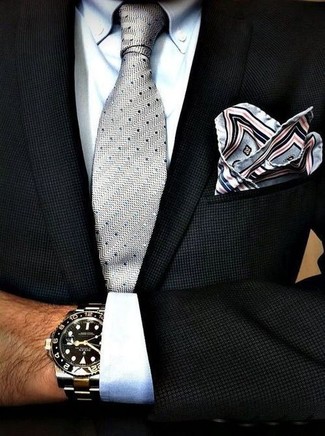 Come indossare e abbinare una cravatta a pois grigia: Punta su un blazer nero e una cravatta a pois grigia per una silhouette classica e raffinata