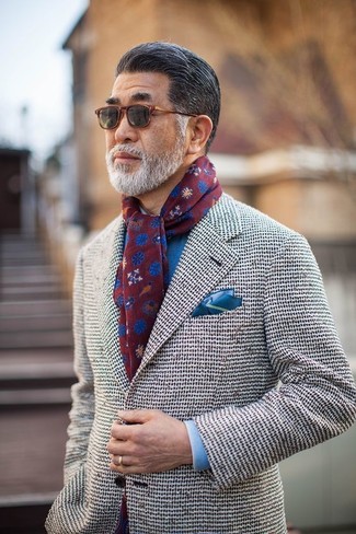 Come indossare e abbinare una sciarpa stampata bordeaux: Scegli un blazer di tweed bianco e una sciarpa stampata bordeaux per un look perfetto per il weekend.