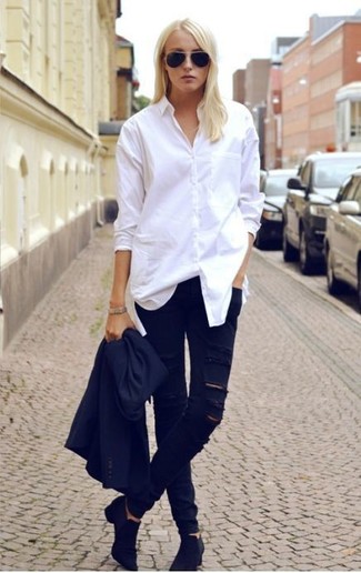 Come indossare e abbinare un blazer nero e bianco: Combina un blazer nero e bianco con jeans aderenti strappati neri per un look trendy e alla mano. Un paio di stivaletti in pelle scamosciata neri si abbina alla perfezione a una grande varietà di outfit.