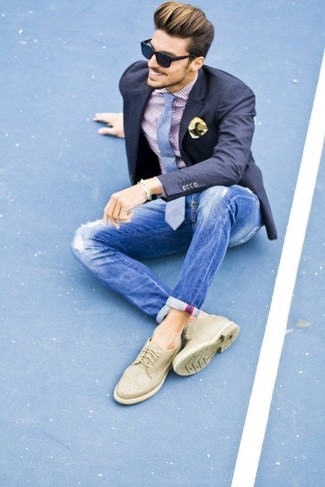 Come indossare e abbinare una camicia viola in modo casual: Prova a combinare una camicia viola con jeans aderenti strappati blu per un outfit rilassato ma alla moda. Rifinisci il completo con un paio di scarpe brogue in pelle scamosciata beige.