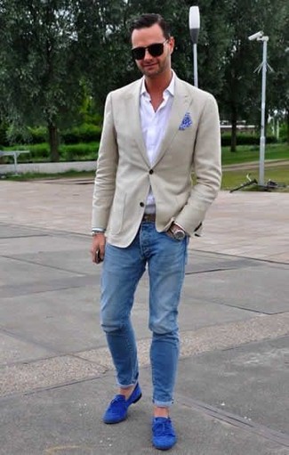 Quale jeans indossare con mocassini eleganti blu scuro per un uomo di 30 anni quando fa caldo: Per creare un adatto a un pranzo con gli amici nel weekend metti un blazer beige e jeans. Scegli uno stile classico per le calzature e opta per un paio di mocassini eleganti blu scuro.