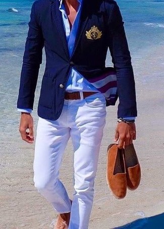Come indossare e abbinare jeans aderenti bianchi quando fa caldo: Per un outfit quotidiano pieno di carattere e personalità, metti un blazer blu scuro e jeans aderenti bianchi. Perfeziona questo look con un paio di espadrillas di tela terracotta.