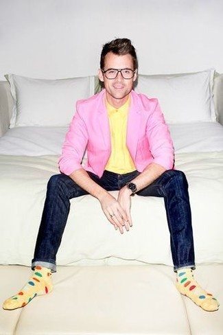Come indossare e abbinare un blazer rosa con jeans blu in estate 2024: Prova ad abbinare un blazer rosa con jeans blu per un pranzo domenicale con gli amici. È splendida scelta per tuo look estivo!